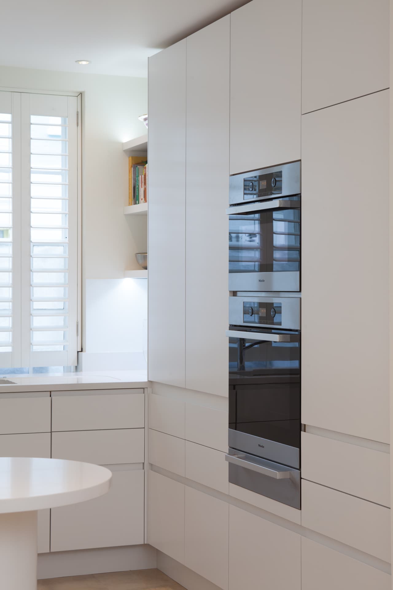 Integrated Kitchen Appliances: The Art of Seamless Luxury Kitchen Design