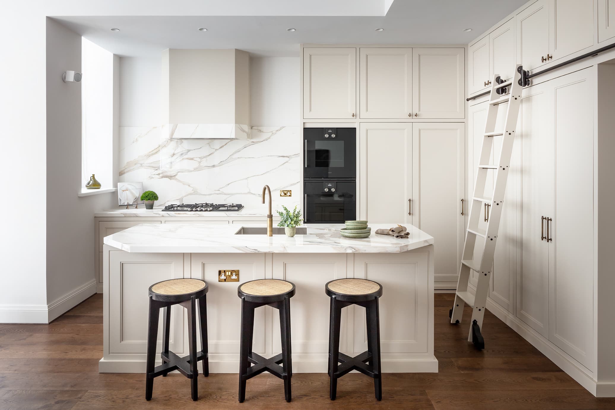 Bespoke Kitchen Cabinets: The Definitive Guide to Handmade Cabinetry